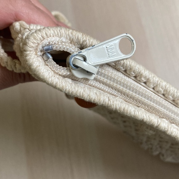 Vintage 1970s Macrame Clutch Purse, Wooden Beads, Zipper closure, Cream - Picture 6 of 7